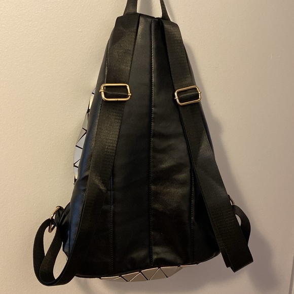 Unique and funky light back pack. Black and silver - Picture 2 of 6
